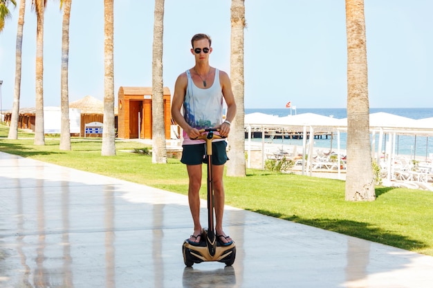 Uomo in piedi sulla spiaggia contro il cielo