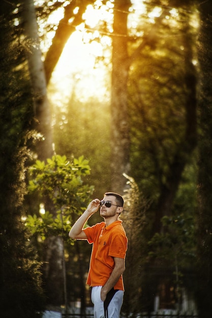 Uomo in piedi vicino a un albero nella foresta