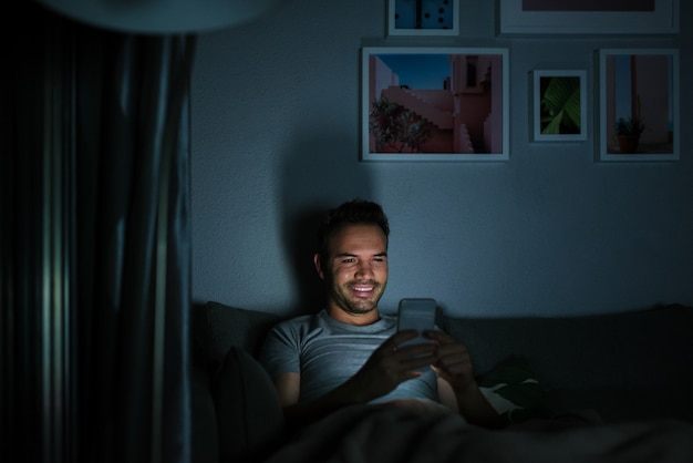 Uomo in pigiama con un telefono cellulare