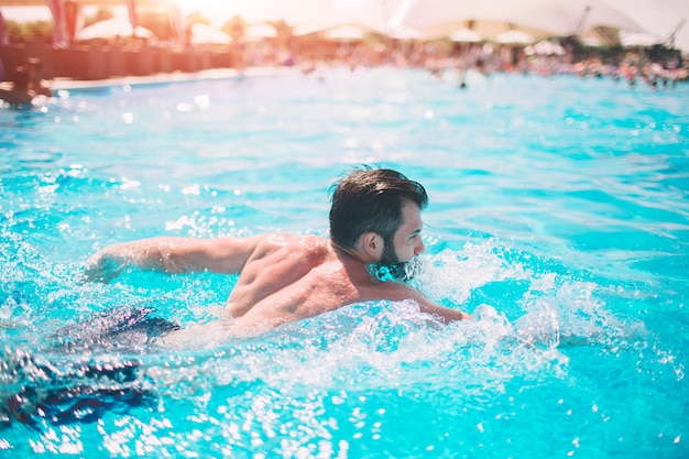 uomo in piscina