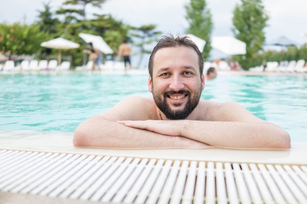 Uomo in piscina