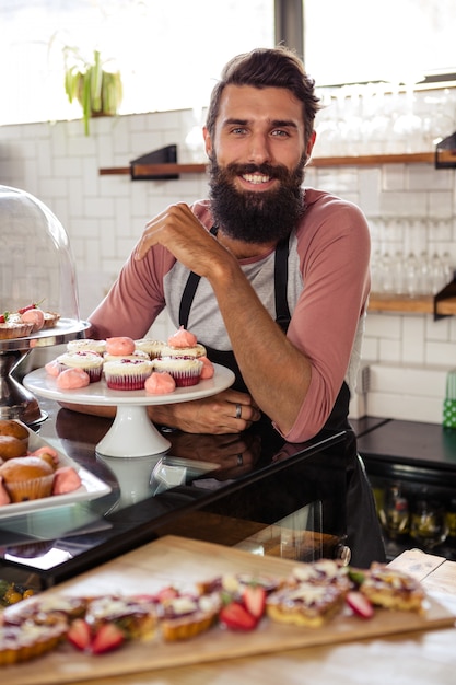 Uomo in posa con torte