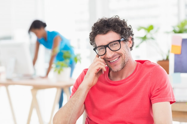 Uomo in posa davanti al suo collega