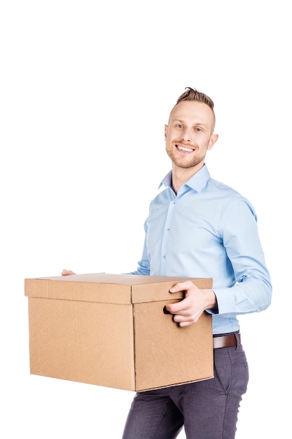 Uomo in possesso di una grande scatola isolata su sfondo bianco Concetto di difficile carriera di un uomo d'affari
