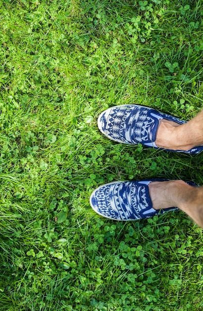 uomo in scarpe da ginnastica in natura