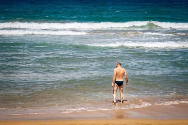 Uomo in spiaggia