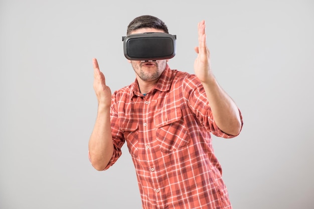 Uomo in supporto da combattente con occhiali di realtà virtuale