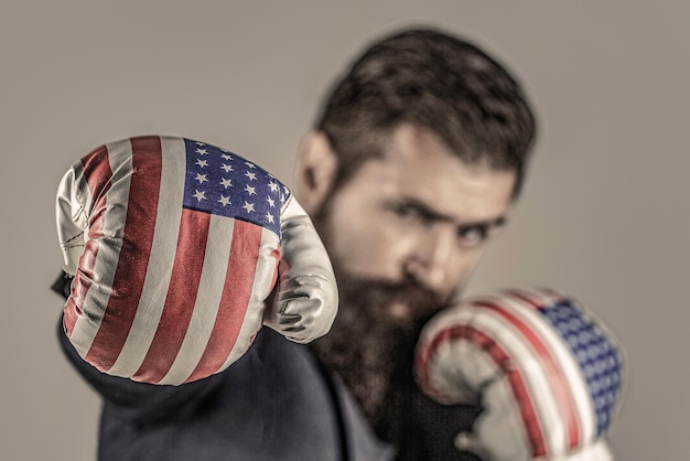 Uomo in tuta e guantoni da pugilato americano Vincitore di affari Uomo di inscatolamento USA Uomo d'affari in guantoni da boxe Pronto per la battaglia d'affari