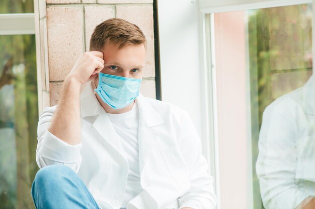 Uomo in tuta protettiva bianca maschera coronavirus minaccia pandemica Pandemia epidemica