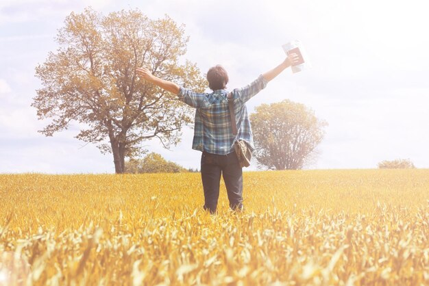 Uomo in un campo in autunno