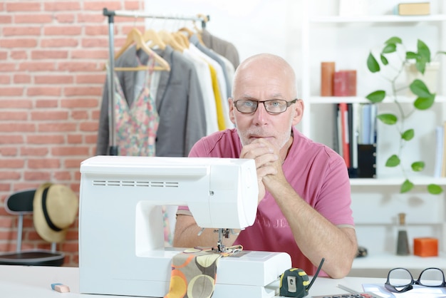 Uomo in un laboratorio di cucito