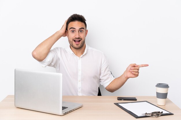 uomo in un posto di lavoro con un computer portatile