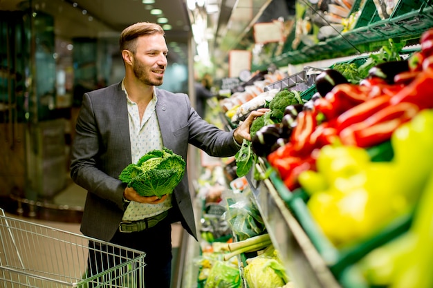 Uomo in un supermercato