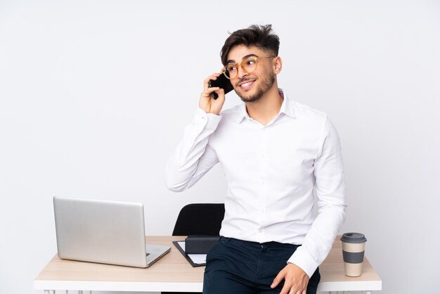 uomo in un ufficio che ha una conversazione sul telefono con qualcuno