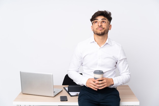 uomo in un ufficio isolato e guardando in alto