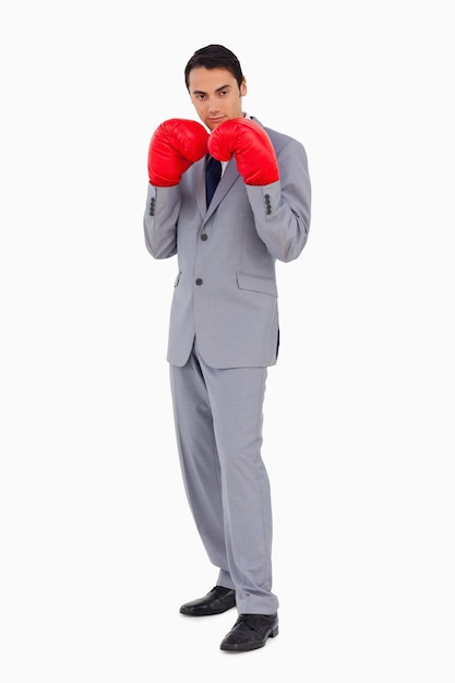 Uomo in un vestito che indossa i guantoni da boxe