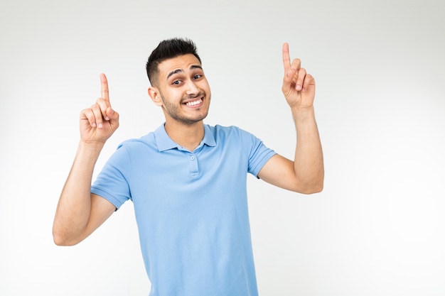 Uomo in una maglietta blu con tenersi per mano su uno studio bianco