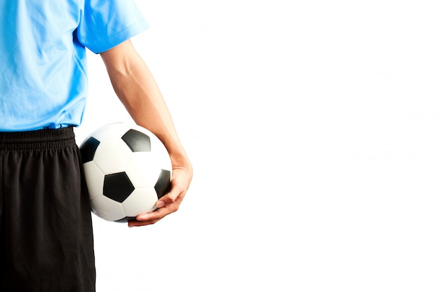 Uomo in uniforme da calcio. Tiene la palla in mano