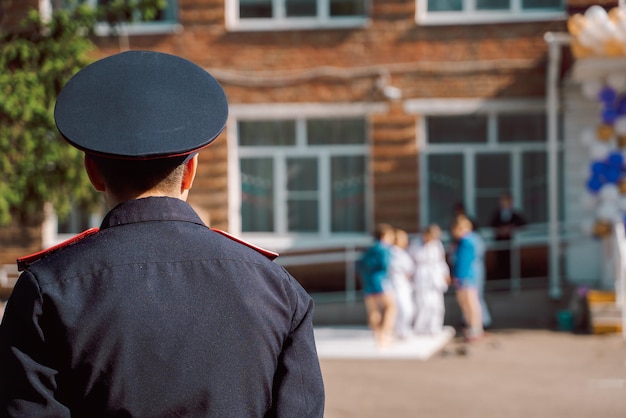 uomo in uniforme della polizia che mantiene l'ordine e la sicurezza