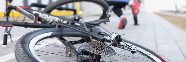 Uomo in uniforme sportiva che cade dal primo piano della bicicletta