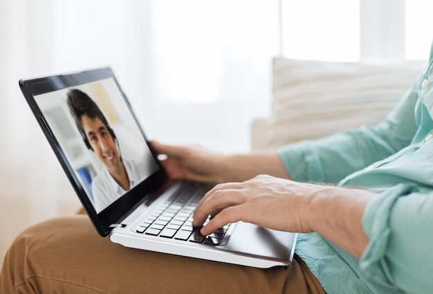 uomo in videoconferenza con l'operatore della linea di assistenza