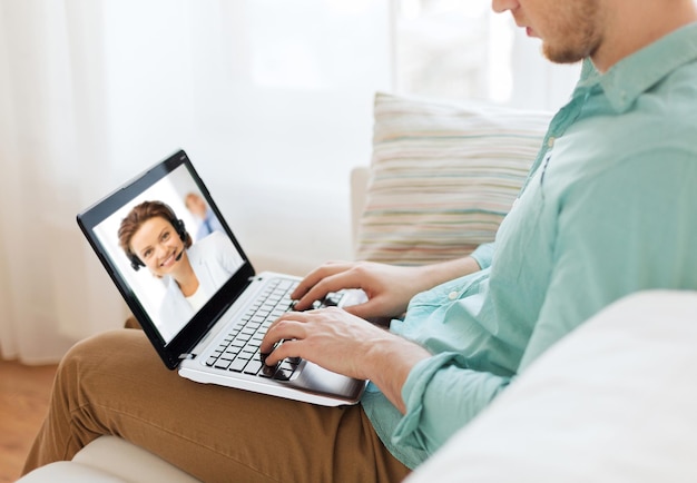 uomo in videoconferenza con l'operatore della linea di assistenza