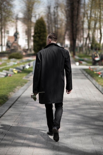 Uomo in visita al cimitero