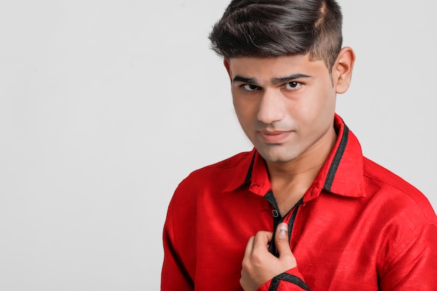 Uomo indiano / asiatico in camicia rossa e mostrando espressione multipla sopra bianco