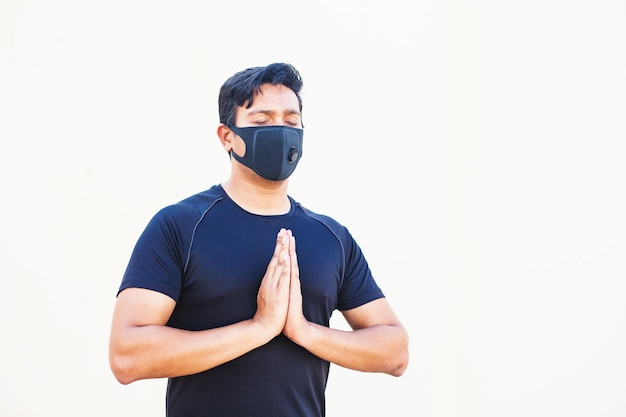 uomo indiano che fa yoga e meditazione in maschera facciale