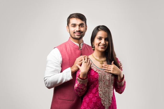 Uomo indiano che lega o presenta una collana d'oro alla sua bella moglie per il compleanno, il giorno di San Valentino, l'anniversario o il festival di Diwali