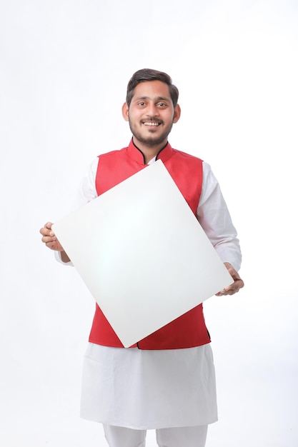 Uomo indiano che tiene una lavagna bianca, promuovendo offerte sulla stagione dei festival mentre indossa abiti tradizionali, in piedi su sfondo bianco.