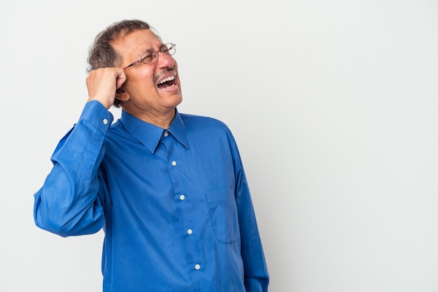 Uomo indiano di mezza età isolato su sfondo bianco che celebra una vittoria, passione ed entusiasmo, espressione felice.