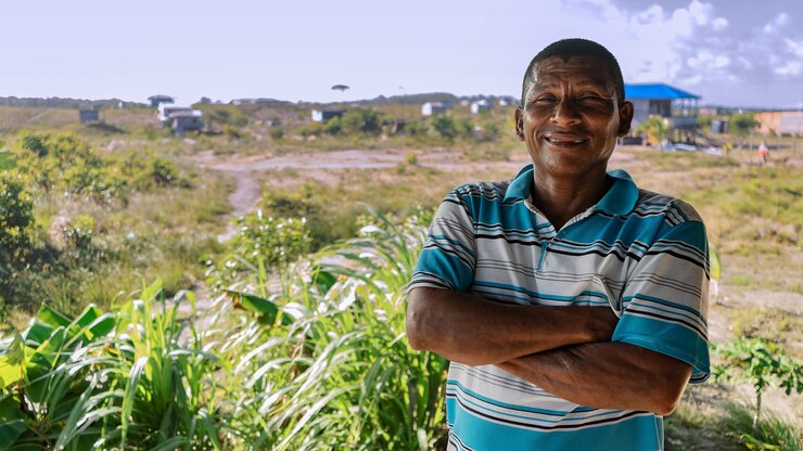 Uomo indigeno davanti alle sue terre nei Caraibi del Nicaragua