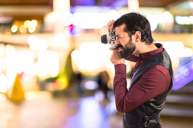 Uomo, indossando, giacca, fotografare, sfocato, fondo