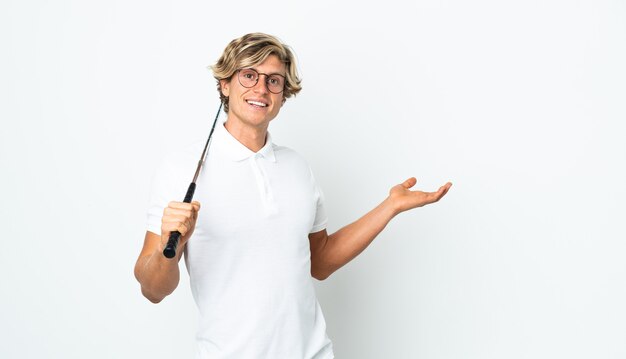 Uomo inglese che gioca a golf che estende le mani di lato per invitare a venire