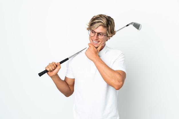 Uomo inglese che gioca a golf guardando al lato e sorridente