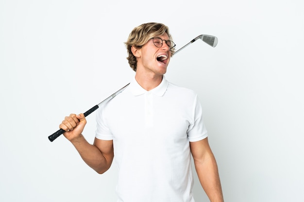 Uomo inglese che gioca a golf ridendo