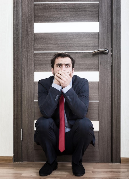 Uomo insicuro in attesa di un colloquio di lavoro