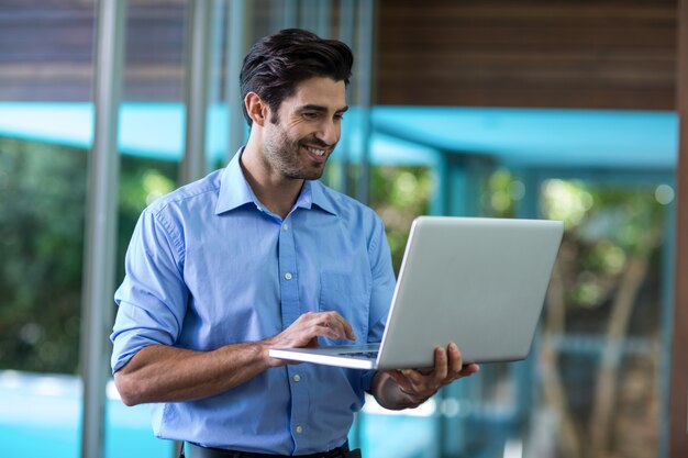 Uomo intelligente con laptop