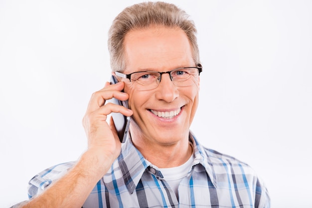 Uomo invecchiato felice bello che parla sul telefono