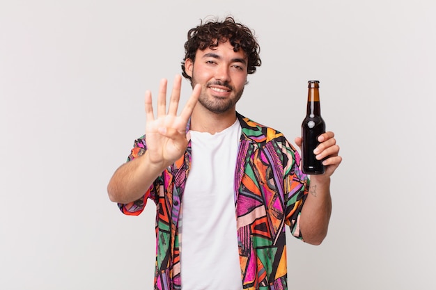 Uomo ispanico con birra sorridente e dall'aspetto amichevole, che mostra il numero quattro o quarto con la mano in avanti, conto alla rovescia