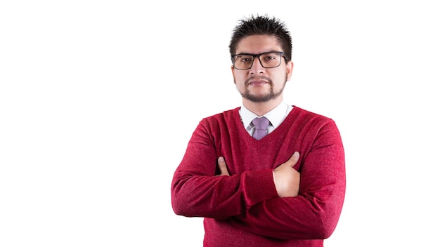 Uomo latino che stringe le braccia con giacca rossa e occhiali uomo d'affari o imprenditore su sfondo bianco