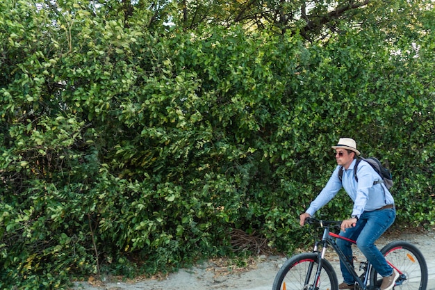 Uomo latino in bicicletta per strada