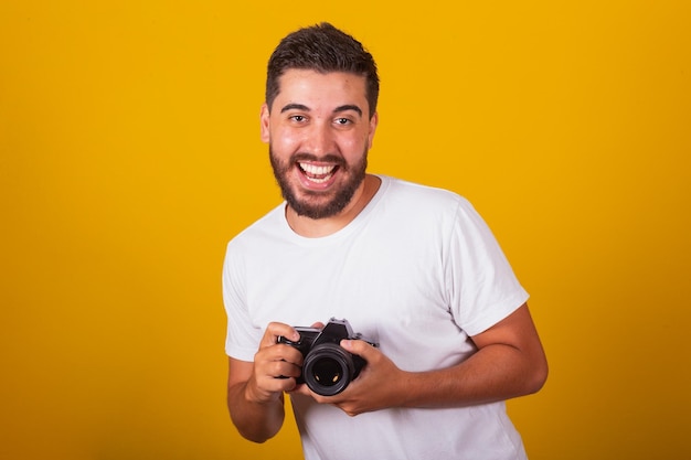 Uomo latinoamericano brasiliano felice azienda fotocamera digitale concetto di fotografia fotografo professione hobby passatempo