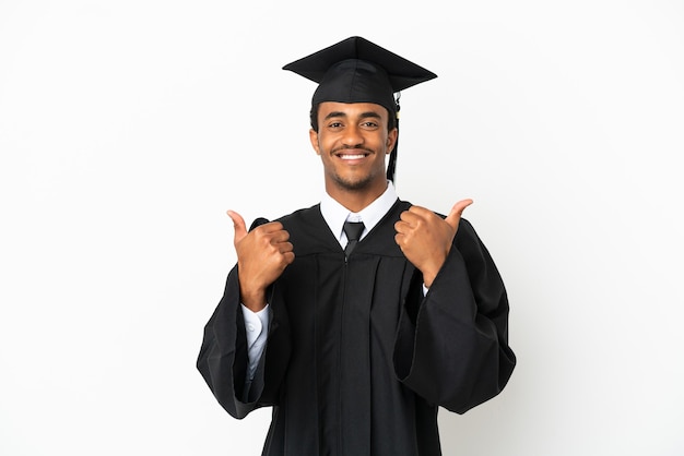 Uomo laureato afroamericano sopra fondo bianco isolato con il pollice in alto gesto e sorridente