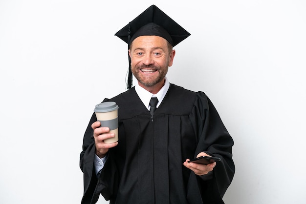 Uomo laureato dell'università di mezza età isolato su priorità bassa bianca