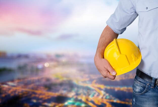 Uomo lavoratore con casco su sfondo sfocato