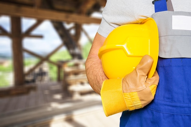 Uomo lavoratore con casco, vista parziale