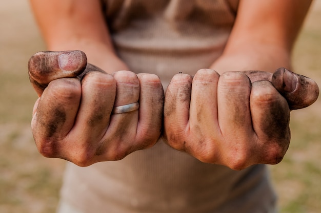 Uomo lavoratore con le mani sporche.