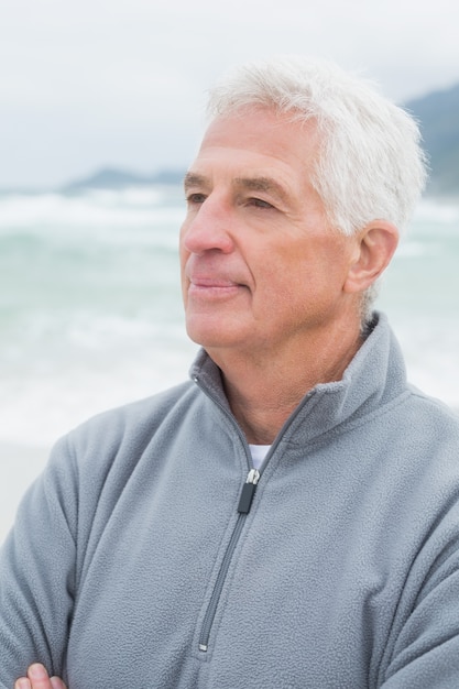 Uomo maggiore che osserva via spiaggia